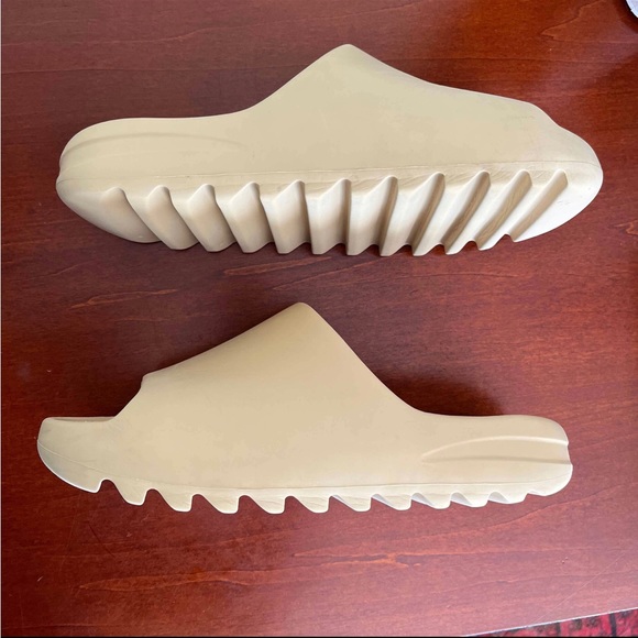 YEEZY SLIDES ‘DESERT SAND’ - Picture 2 of 6